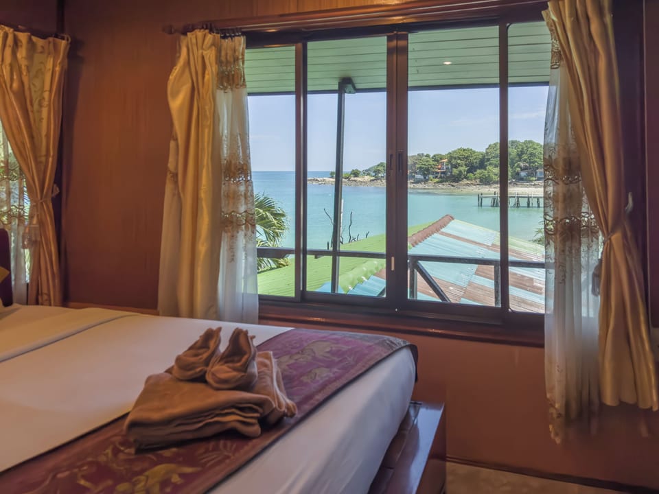 Superior Queen Room | In-room safe, desk, blackout drapes, free WiFi