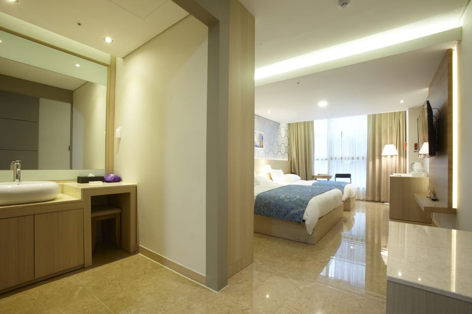 Premium bedding, down comforters, free minibar, in-room safe