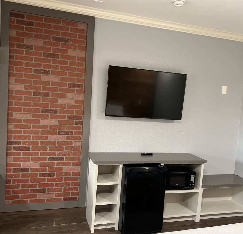 Standard Room, 1 King Bed | In-room safe, blackout drapes, iron/ironing board, free WiFi