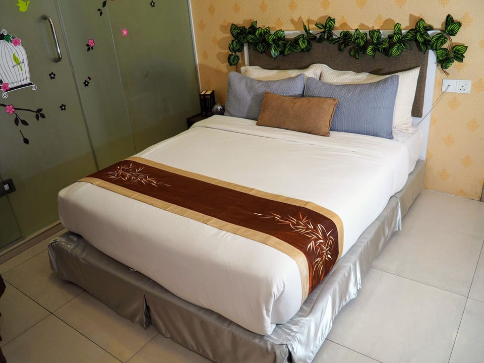 Deluxe Double Room with Window | Desk, iron/ironing board (on request), WiFi (free), bed sheets