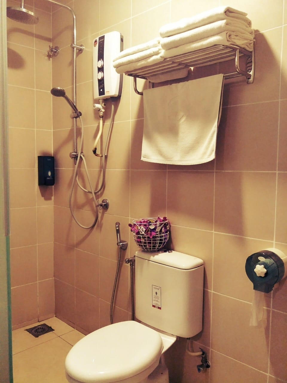 Deluxe Double Room with Window | Bathroom | Shower, free toiletries, hair dryer (on request), towels