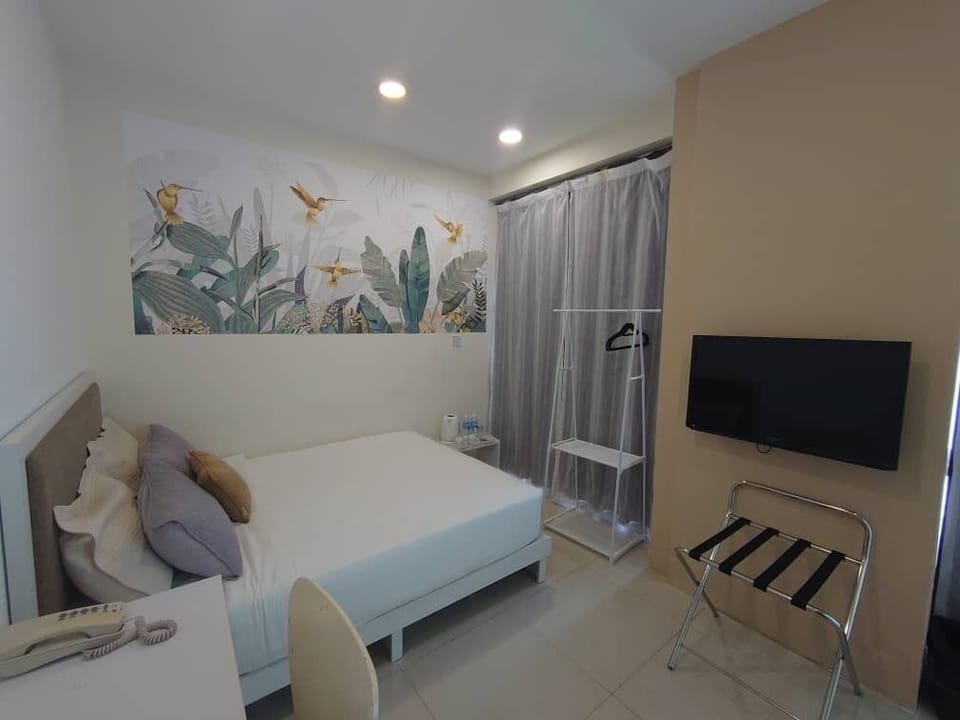 Premium Deluxe Room with Window | Desk, iron/ironing board (on request), WiFi (free), bed sheets