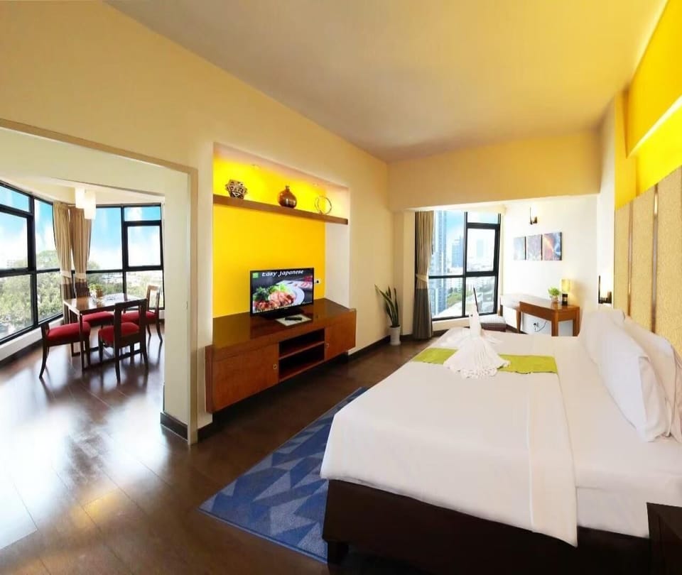 Suite room | Minibar, in-room safe, desk, blackout drapes