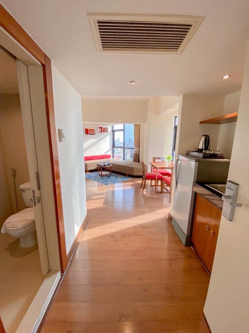 Suite room | Minibar, in-room safe, desk, blackout drapes