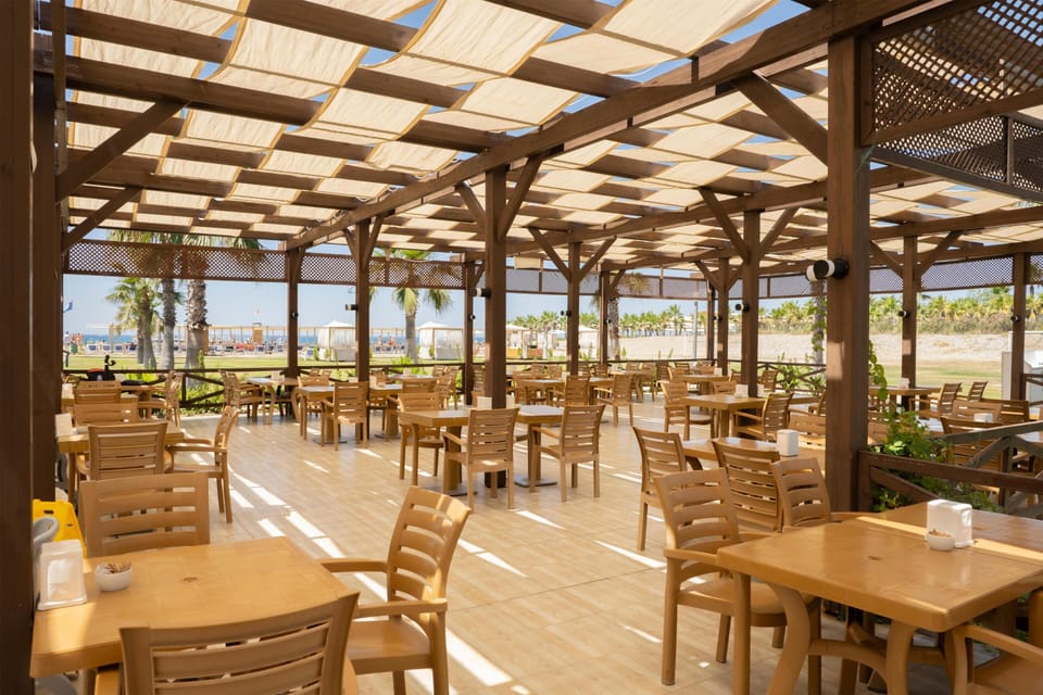 8 restaurants; breakfast, lunch, and dinner served