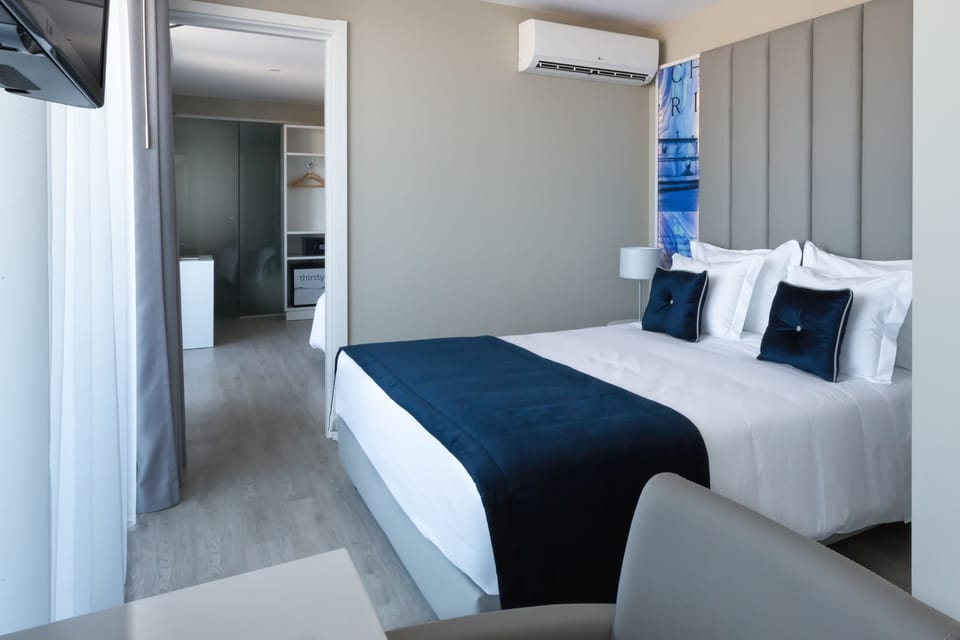 Junior Suite | Minibar, in-room safe, blackout drapes, soundproofing