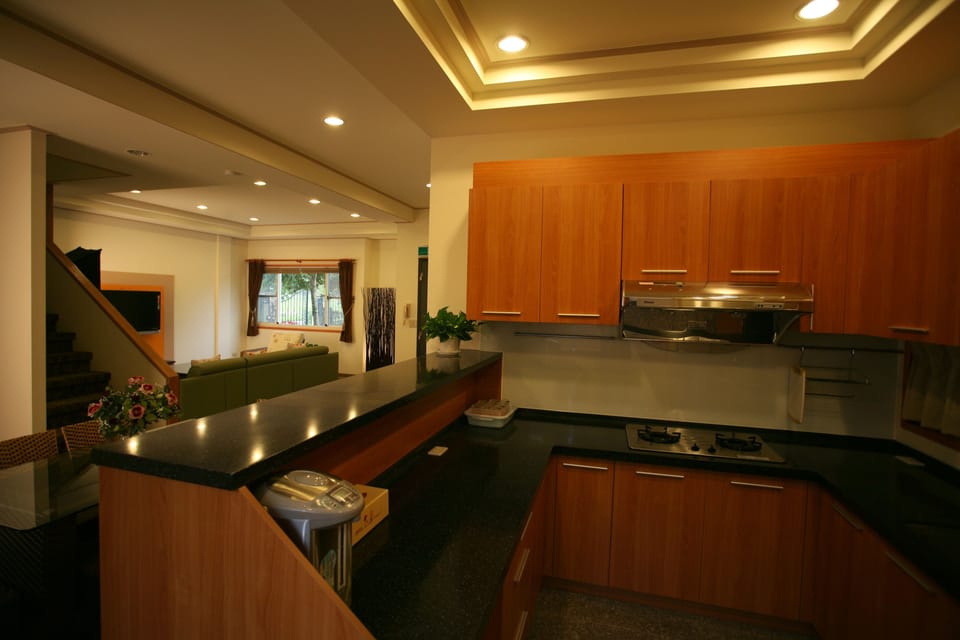 Comfort House (16PAX) | Living area | 32-inch flat-screen TV with digital channels, TV