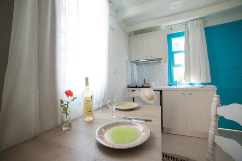 Superior Duplex, Garden View | Private kitchen | Mini-fridge, stovetop, electric kettle, toaster