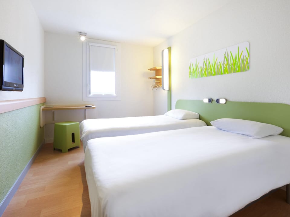 Twin Room, 2 Twin Beds | Desk, free WiFi, bed sheets