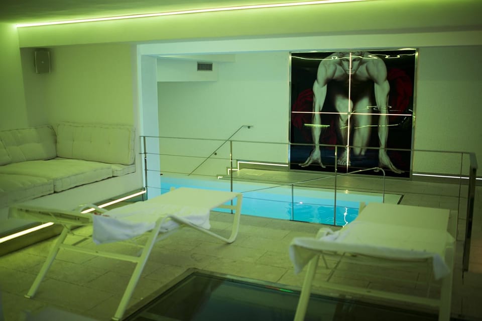 Couples treatment rooms, sauna, hot tub, steam room, body treatments