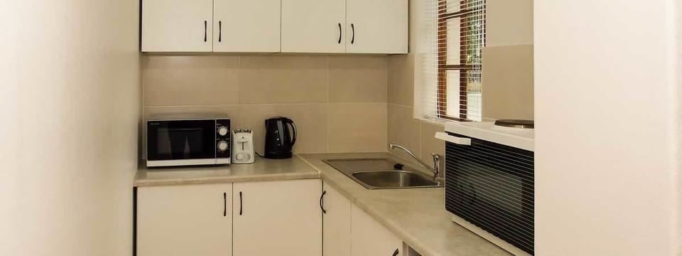 Room 03  | Private kitchenette | Fridge, electric kettle