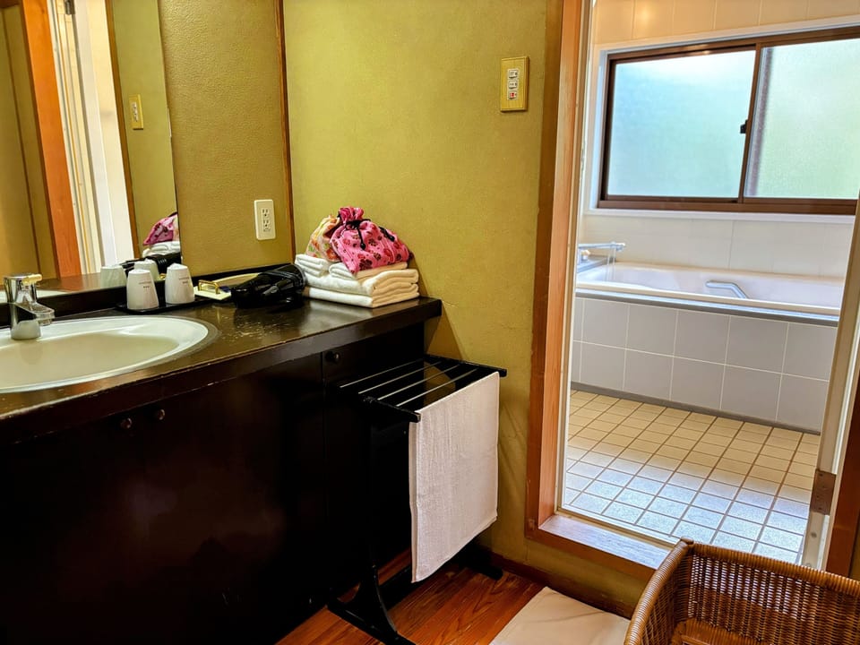 Combined shower/tub, spring water tub, free toiletries, hair dryer