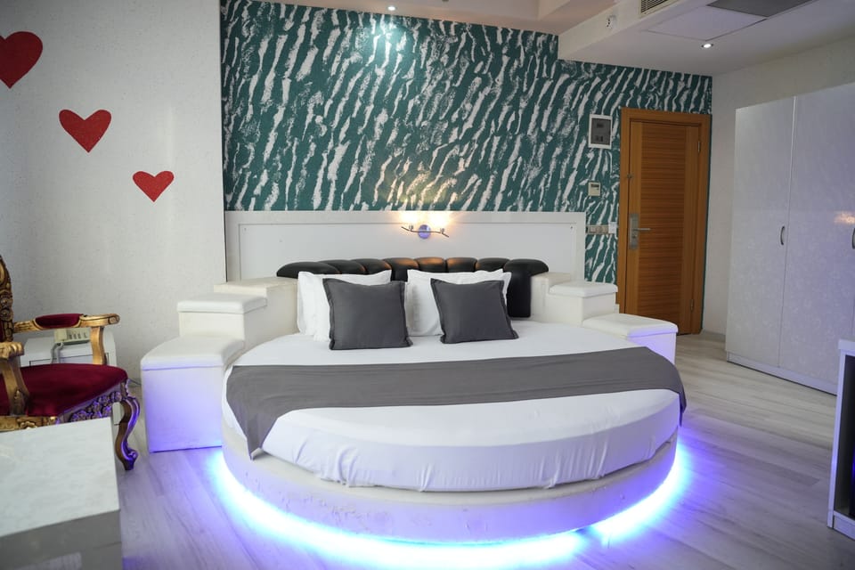 Honeymoon Suite | Minibar, in-room safe, desk, free cribs/infant beds