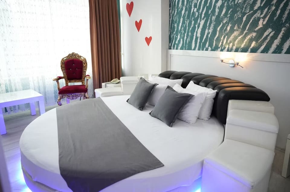 Honeymoon Suite | Minibar, in-room safe, desk, free cribs/infant beds