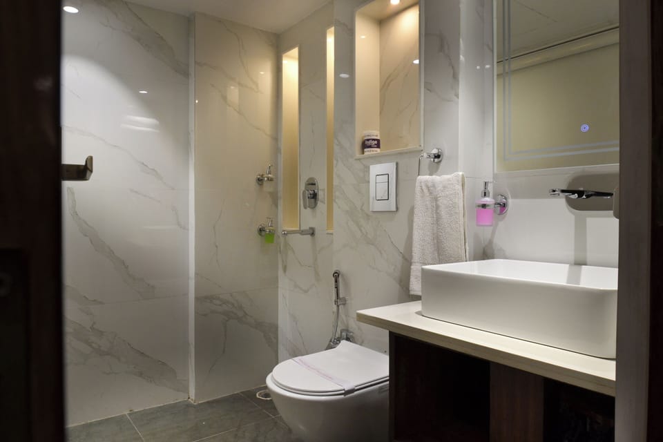 Shower, rainfall showerhead, free toiletries, hair dryer
