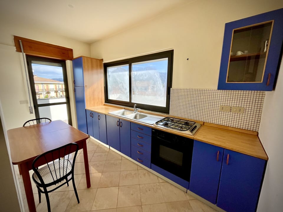 Deluxe Apartment, Accessible | Private kitchen | Highchair