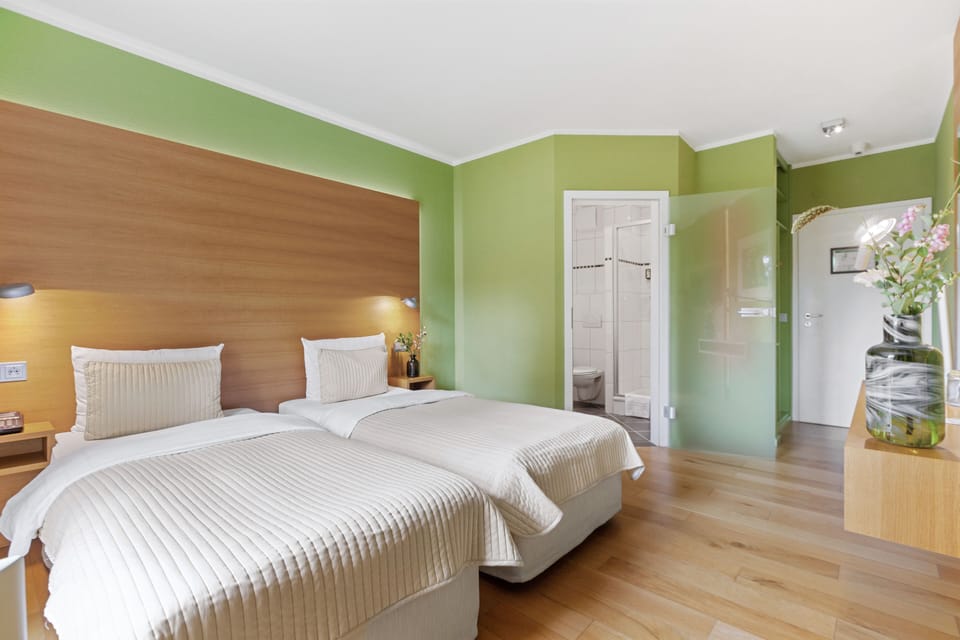 Hypo-allergenic bedding, desk, iron/ironing board, free WiFi