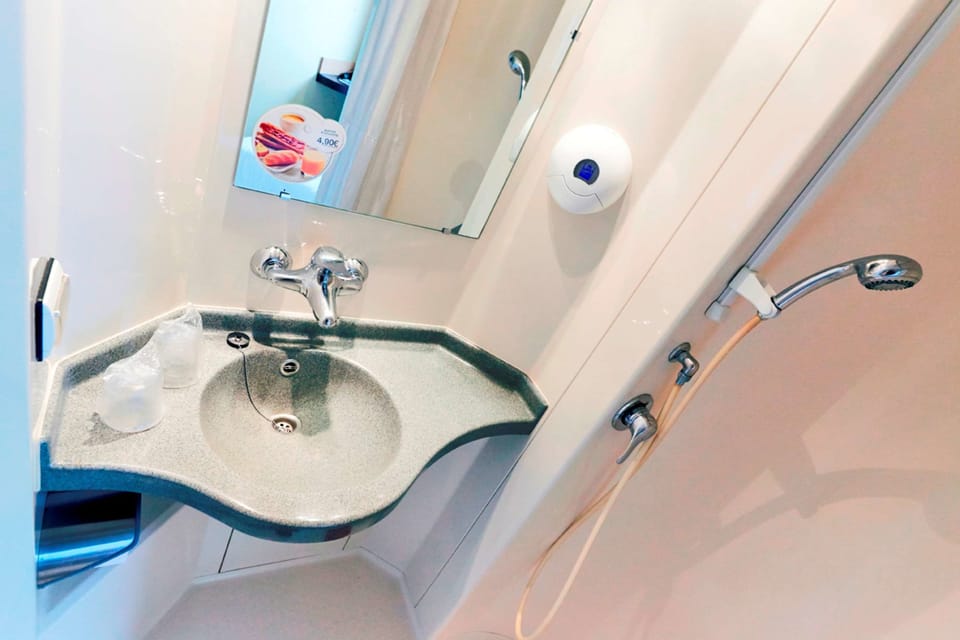 Shower, eco-friendly toiletries, towels