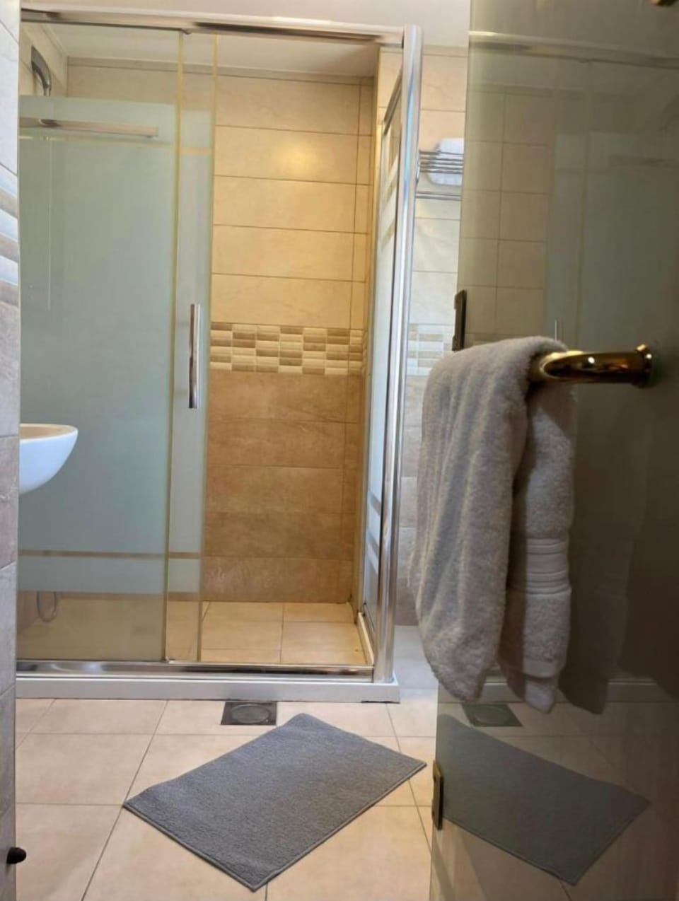 Standard Room | Bathroom | Shower, free toiletries, hair dryer (on request), bidet