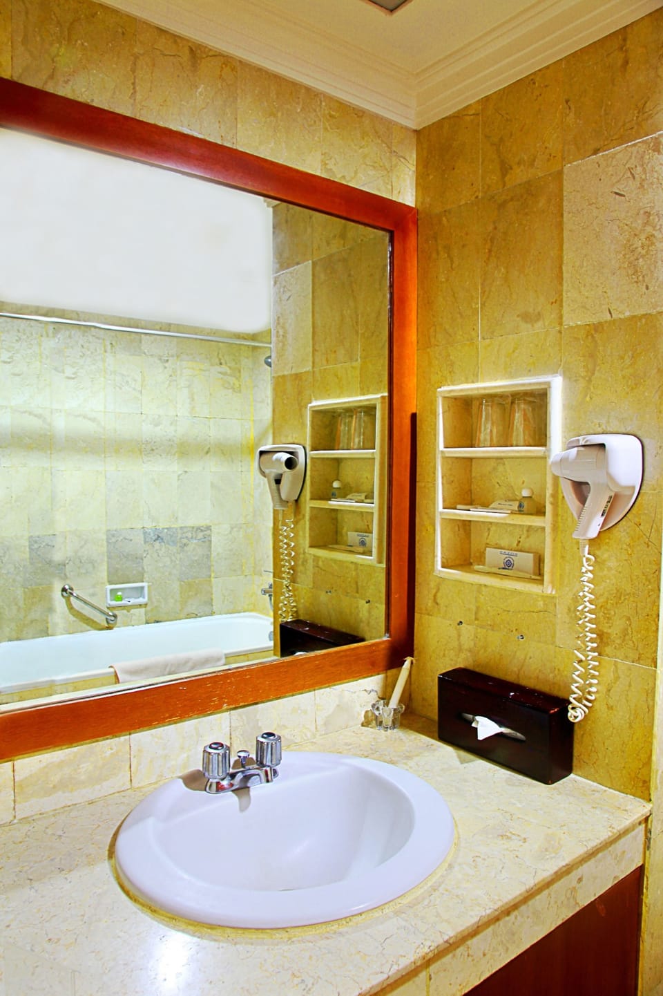 Executive Room | Bathroom | Free toiletries, hair dryer, towels