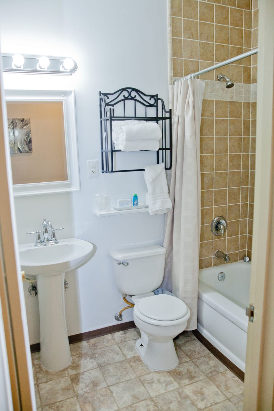 Basic Room, 1 Queen Bed | Bathroom | Free toiletries, towels