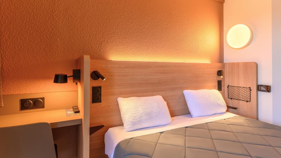 Standard Room, 1 Queen Bed | Desk, blackout drapes, WiFi (free), bed sheets