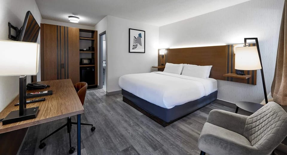 Desk, blackout drapes, iron/ironing board, free WiFi