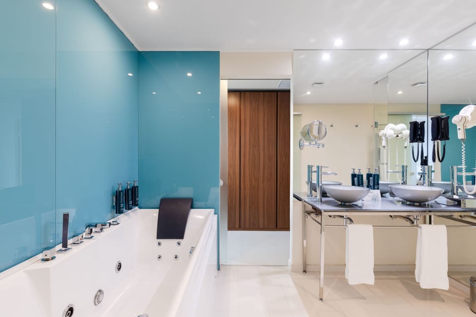 Deluxe Suite, 1 Bedroom, Non Smoking | Bathroom | Free toiletries, hair dryer, bathrobes, slippers