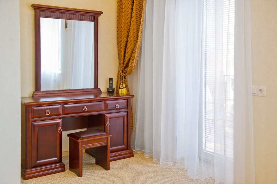 Classic Suite, 2 Bedrooms, Kitchen, Executive Level | 2 bedrooms, hypo-allergenic bedding, Tempur-Pedic beds