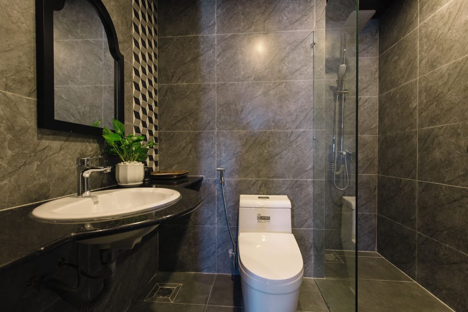 Deluxe Room | Bathroom | Shower, hair dryer, bathrobes, slippers