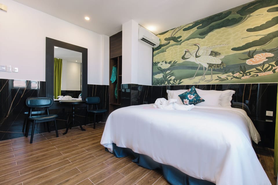 Deluxe Room | Minibar, in-room safe, desk, blackout drapes