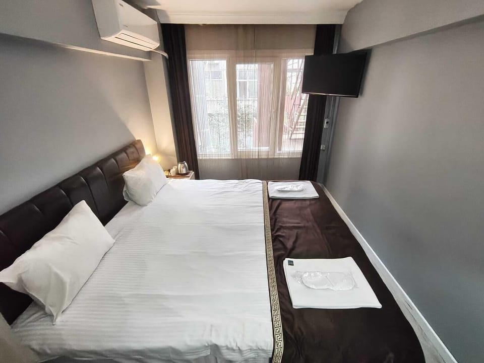 Junior Suite | 1 bedroom, in-room safe, desk, soundproofing