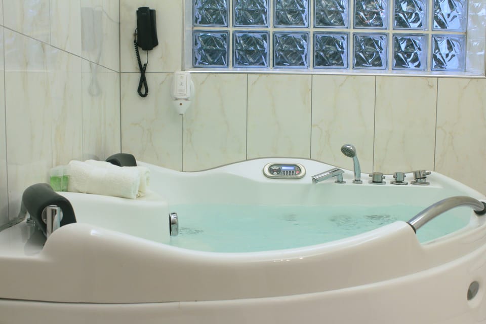 Executive Studio Suite, Balcony, Garden View | Jetted tub