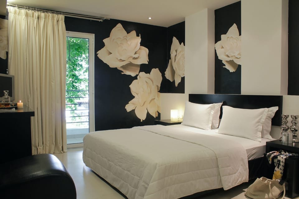 Junior Room | Minibar, in-room safe, desk, blackout drapes