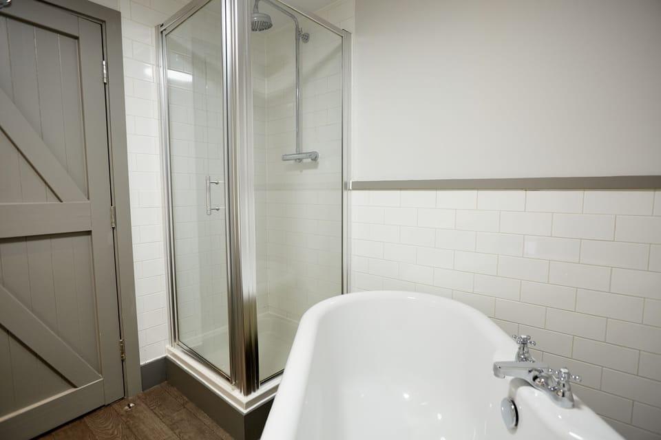 Double Room | Bathroom | Combined shower/tub, hair dryer, towels