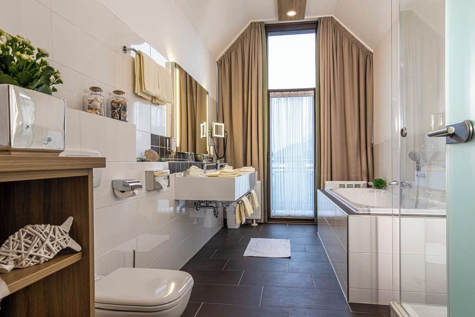Panoramic Penthouse | Bathroom | Free toiletries, hair dryer, bathrobes, slippers