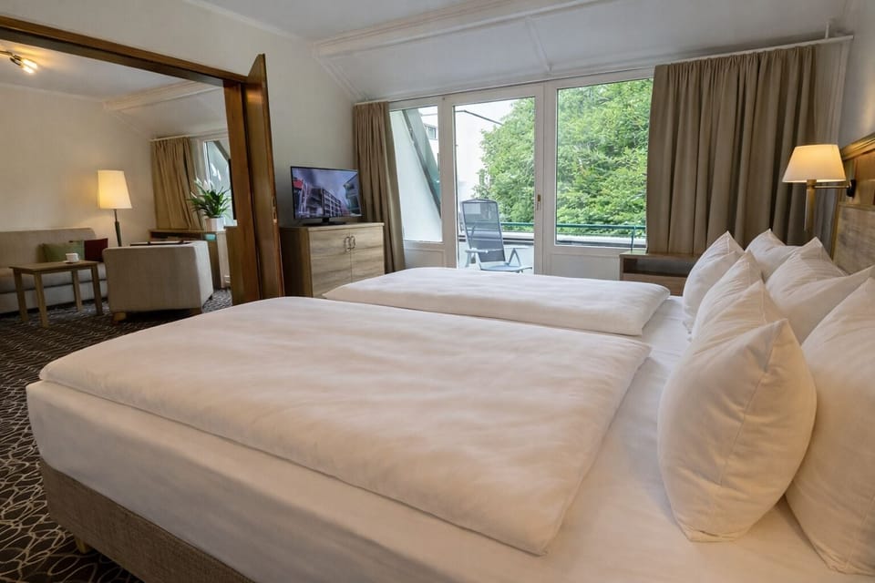 Comfort Suite | Hypo-allergenic bedding, in-room safe, desk, laptop workspace