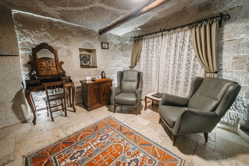 Deluxe Cave Room | Minibar, in-room safe, individually decorated, individually furnished