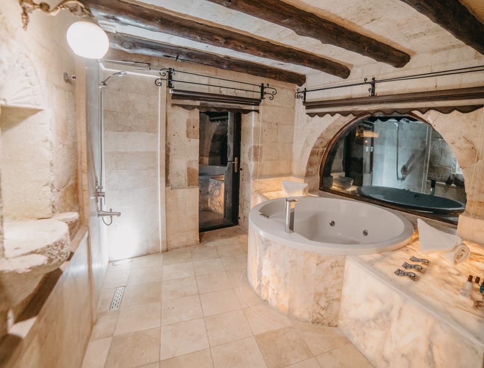 King Cave Suite | Bathroom | Free toiletries, hair dryer, bathrobes, slippers