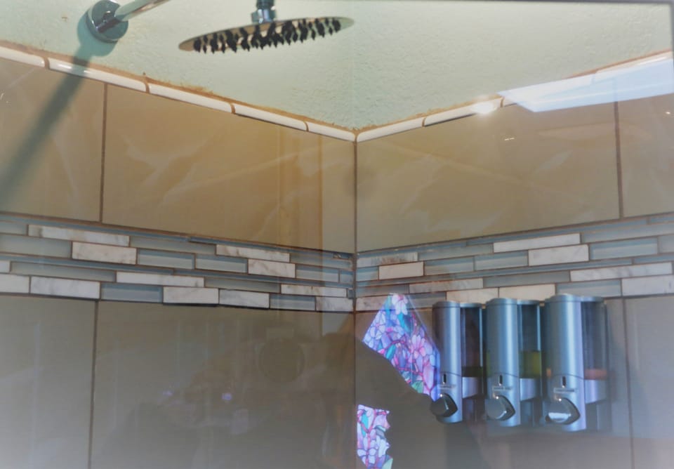 Standard Room, 1 King Bed, Jetted Tub | Bathroom | Free toiletries, hair dryer, towels