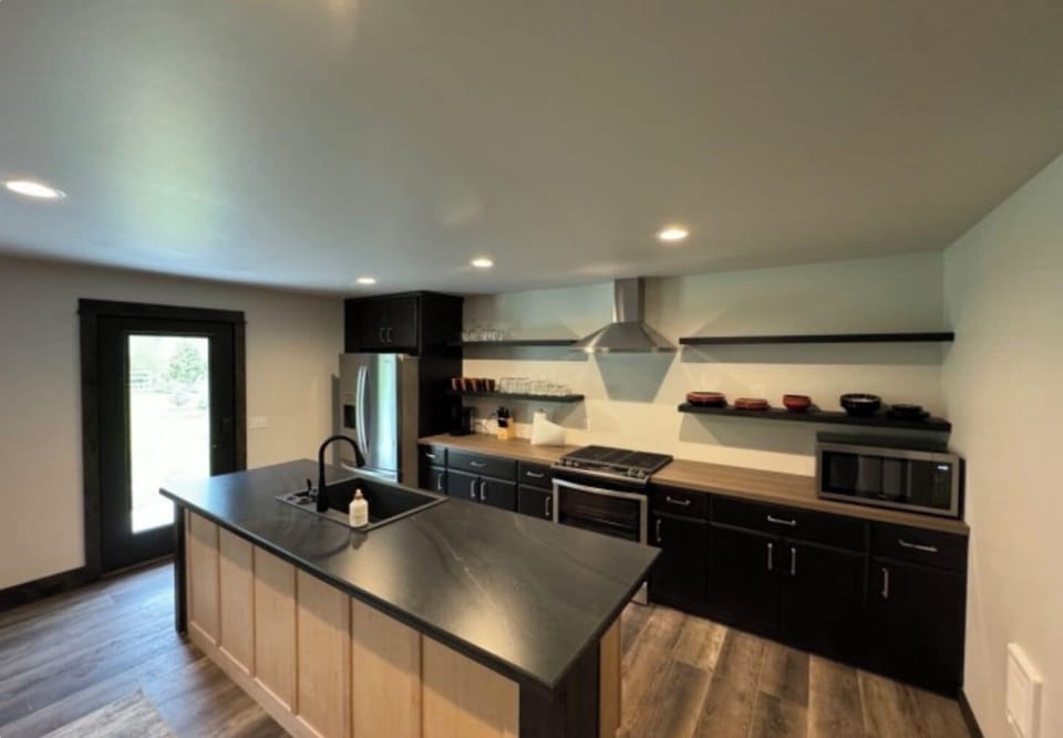 Premier Cabin | Iron/ironing board, free WiFi, bed sheets