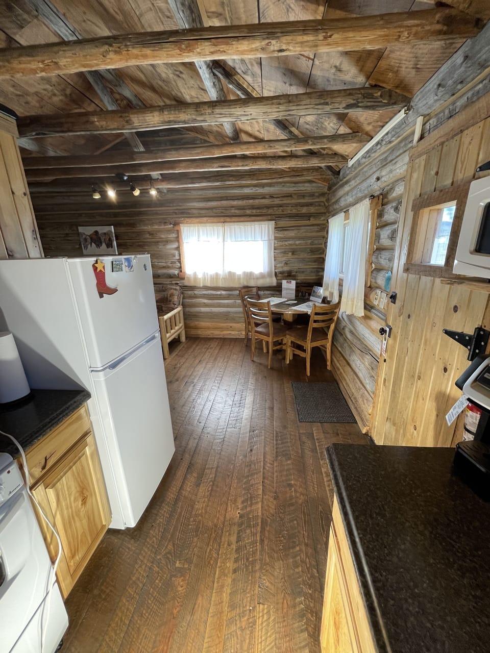 Standard Cabin, Non Smoking, Mountain View | Living area | 37-inch TV with satellite channels