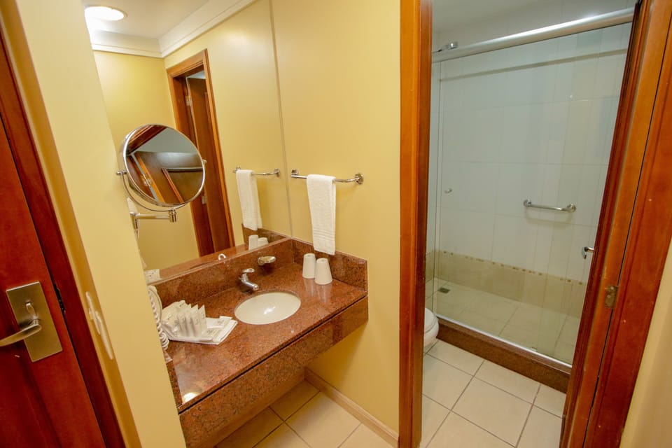 Family Studio Suite | Bathroom | Shower, free toiletries, hair dryer, bidet