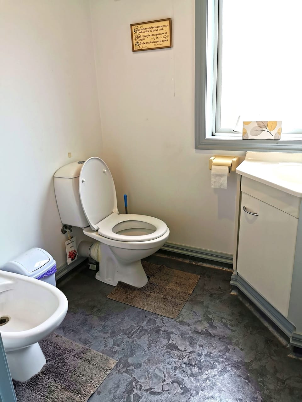 Shower, free toiletries, hair dryer, bidet