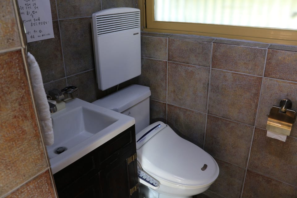 Traditional Room | Bathroom | Shower, free toiletries, towels