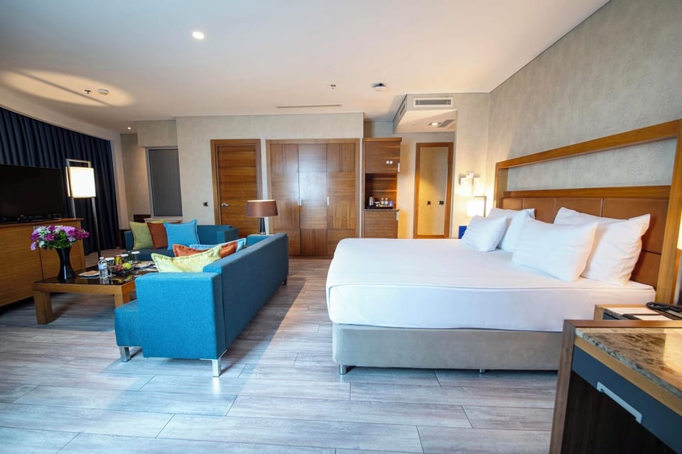 Junior Suite, 1 King Bed | Minibar, in-room safe, desk, iron/ironing board
