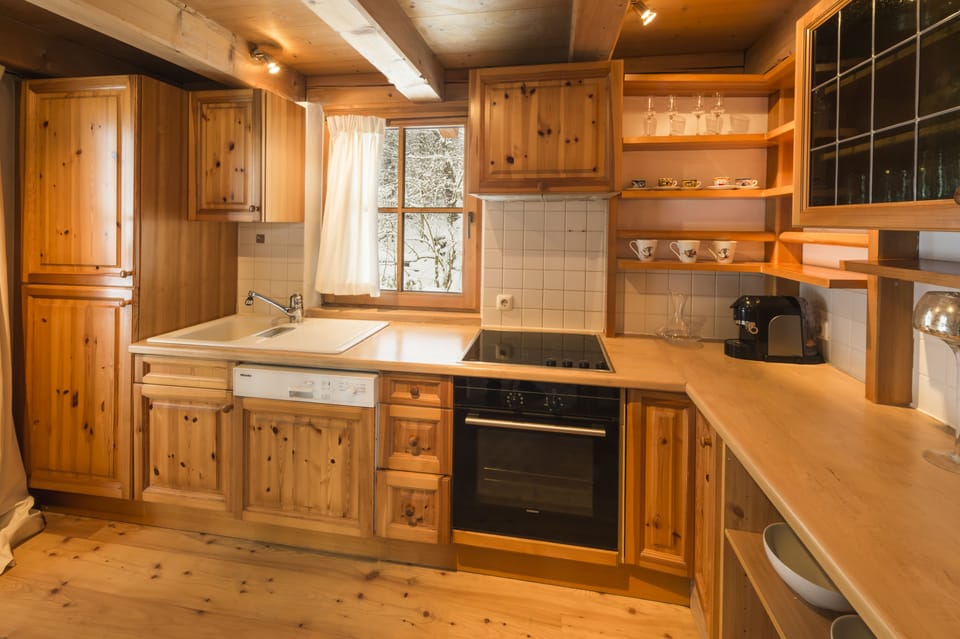 Deluxe Chalet, 5 Bedrooms, Mountain View | Private kitchen | Full-size fridge, microwave, oven, stovetop