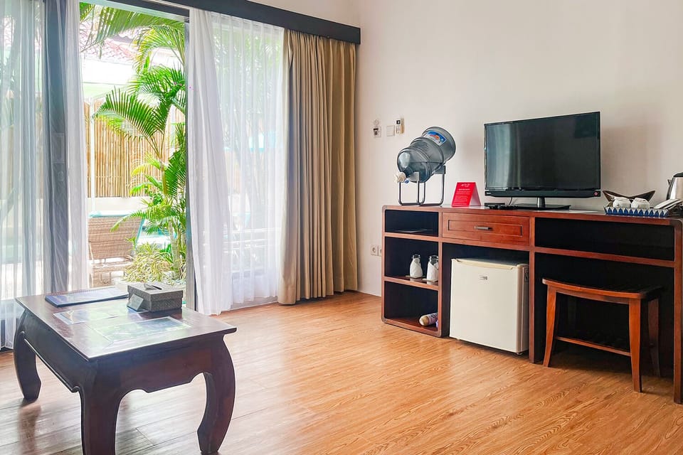 Deluxe Room | Minibar, in-room safe, desk, soundproofing