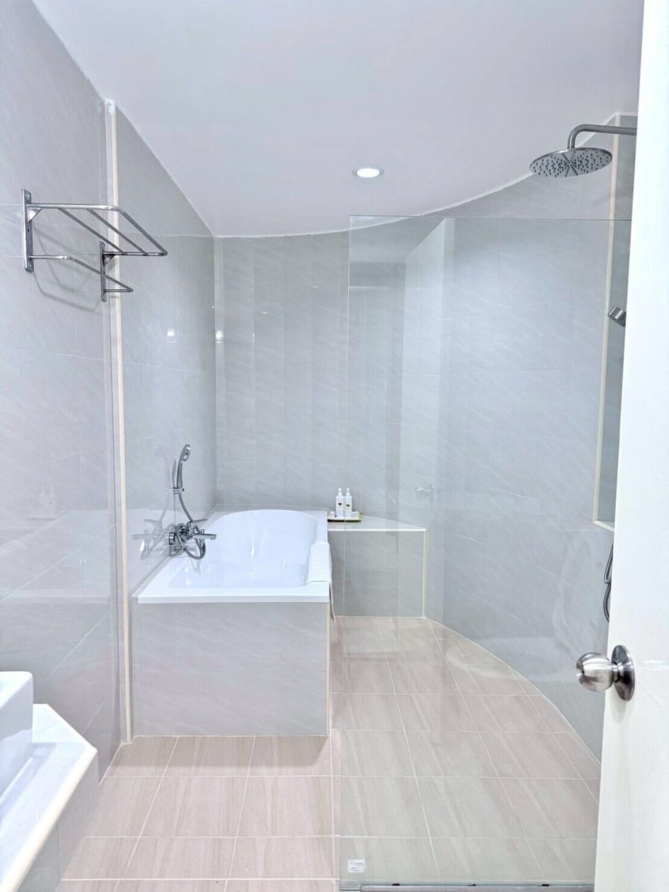 Suite | Bathroom | Shower, free toiletries, towels