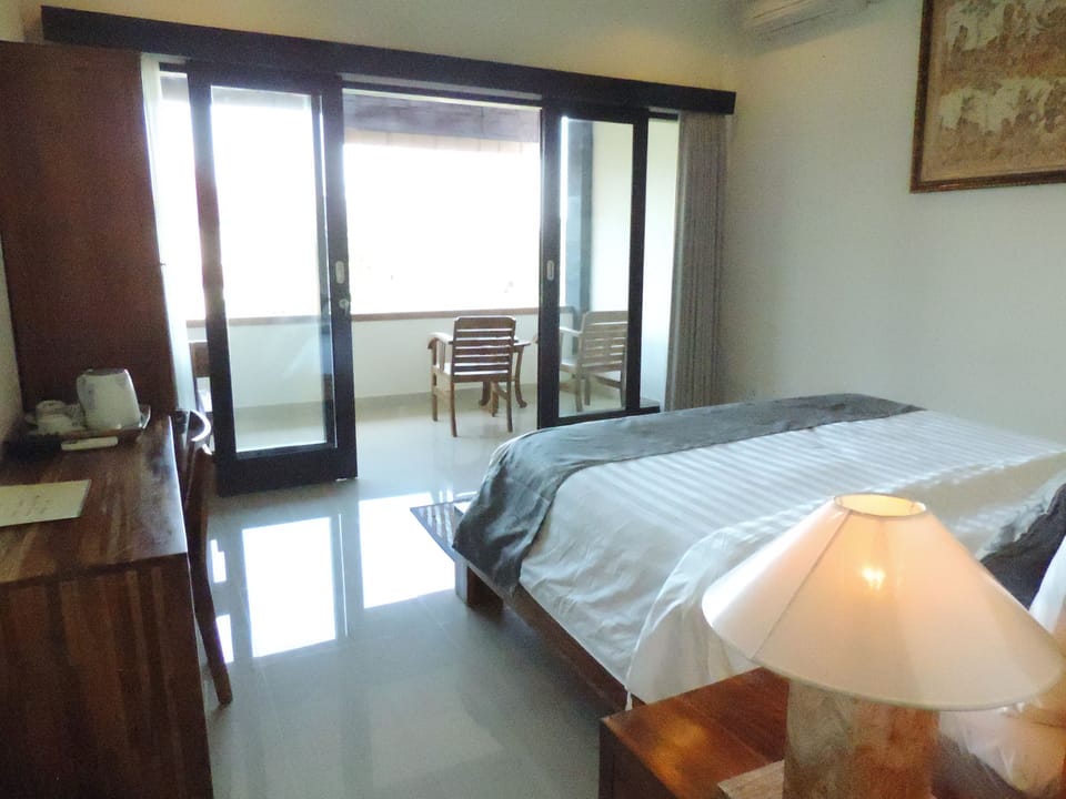 Deluxe Room | Minibar, in-room safe, desk, rollaway beds